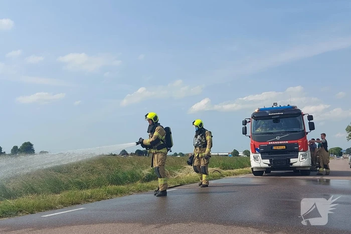 Buurtbewoners blussen bermbrand
