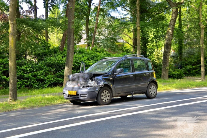 Auto botst achter op lijnbus