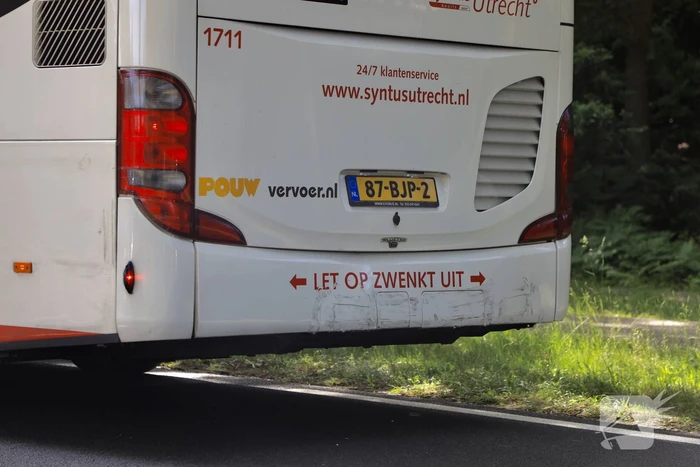 Auto botst achter op lijnbus