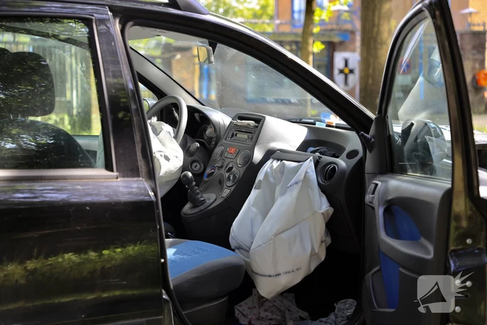 Auto botst achter op lijnbus