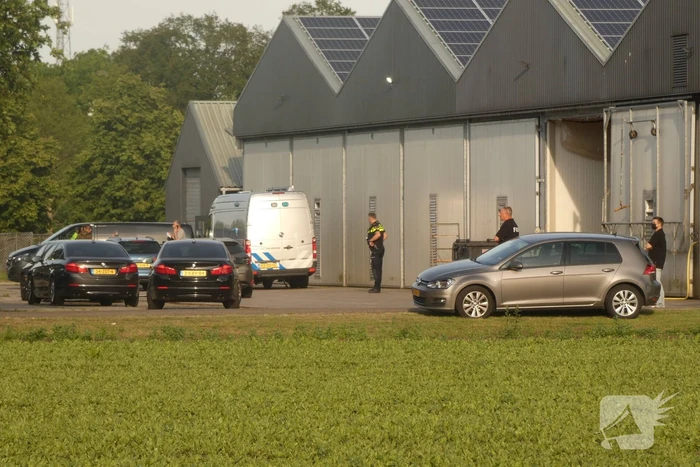 Arrestatieteam en FIOD vallen loods binnen