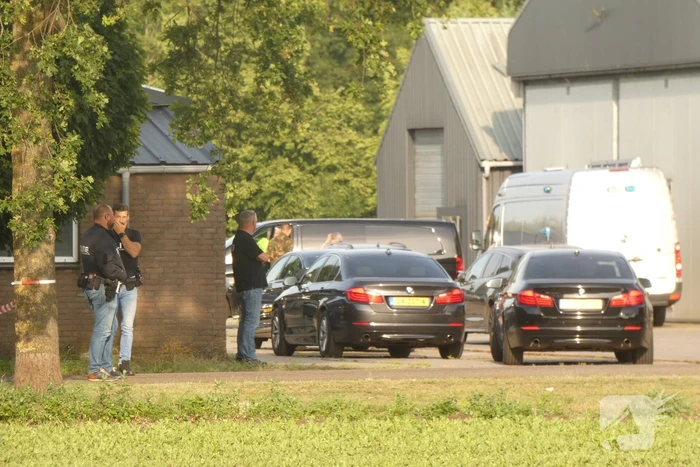 Arrestatieteam en FIOD vallen loods binnen