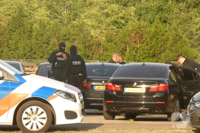 Arrestatieteam en FIOD vallen loods binnen