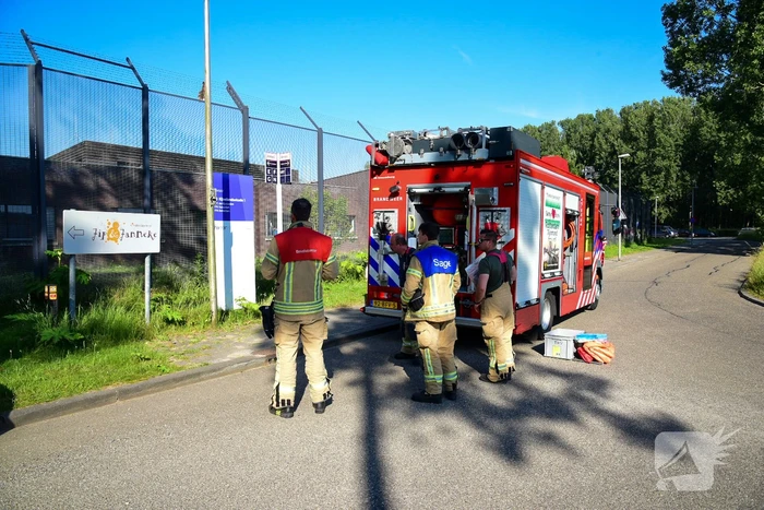 Brandweer bevrijdt eend uit hekwerk Stichting Antes