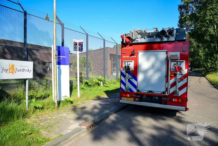 Brandweer bevrijdt eend uit hekwerk Stichting Antes