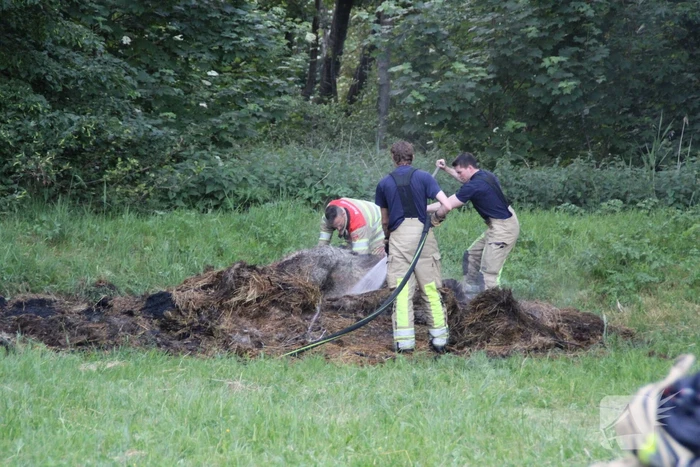 Hooibalen in brand gestoken