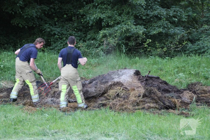 Hooibalen in brand gestoken