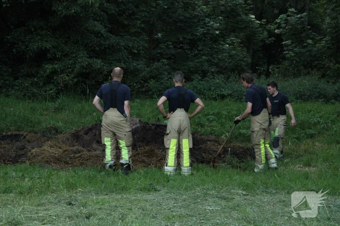 Hooibalen in brand gestoken