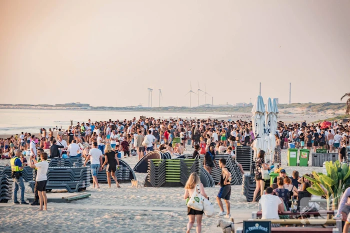 Strand ontruimd na drukte