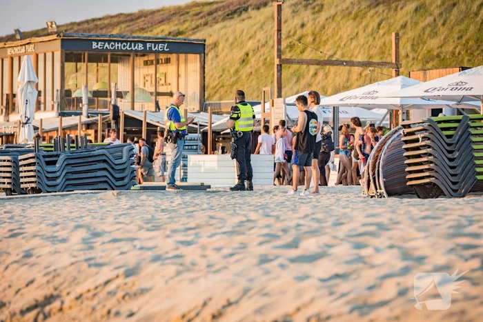 Strand ontruimd na drukte