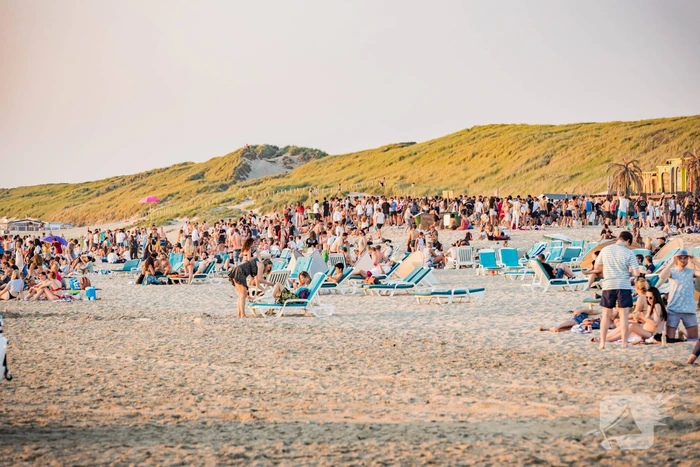 Strand ontruimd na drukte