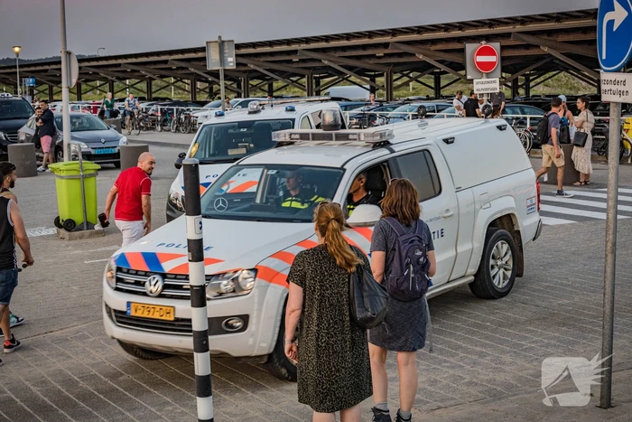 Strand ontruimd na drukte