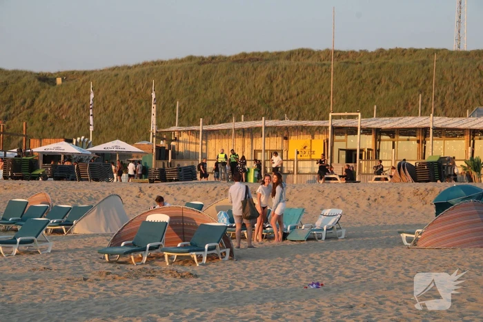 Strand ontruimd na drukte