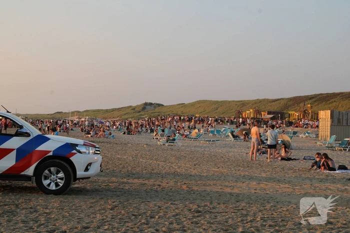 Strand ontruimd na drukte