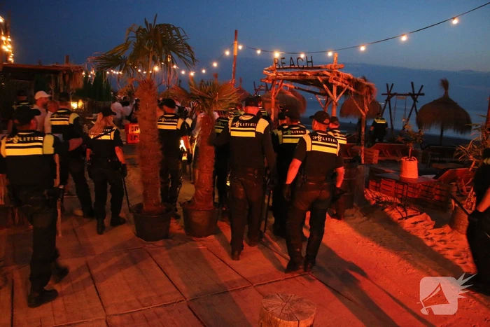 Grote politie inzet op strand, meerdere aanhoudingen verricht