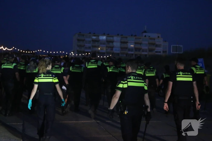 Grote politie inzet op strand, meerdere aanhoudingen verricht