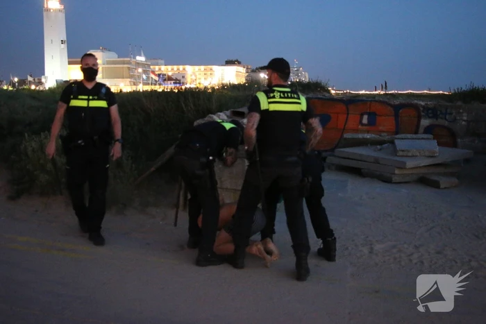Grote politie inzet op strand, meerdere aanhoudingen verricht