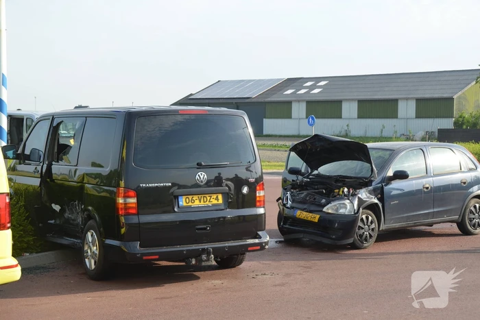 Bestelbus en personenwagen botsen op kruising