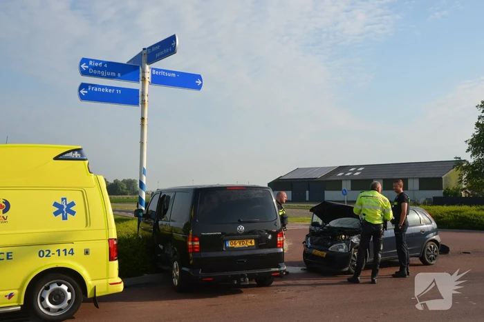 Bestelbus en personenwagen botsen op kruising