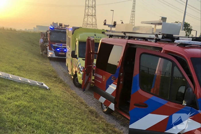 Brandweer haalt te water geraakte vrouw uit de Lek