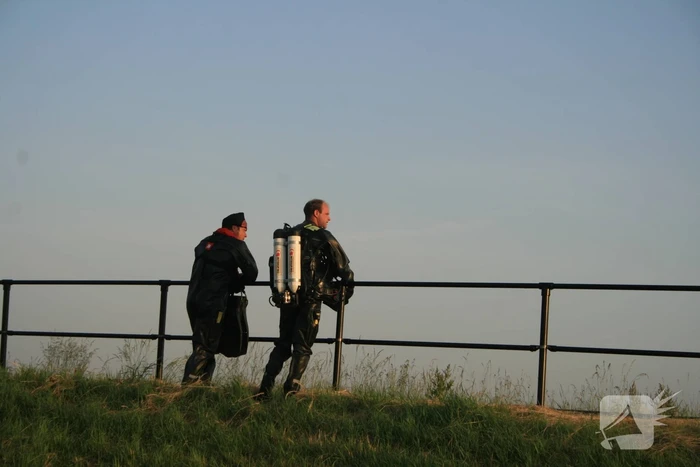 Brandweer haalt te water geraakte vrouw uit de Lek