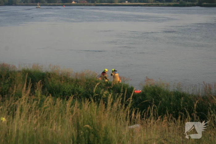Brandweer haalt te water geraakte vrouw uit de Lek