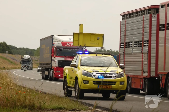 Automobilist met pech rent snelweg op