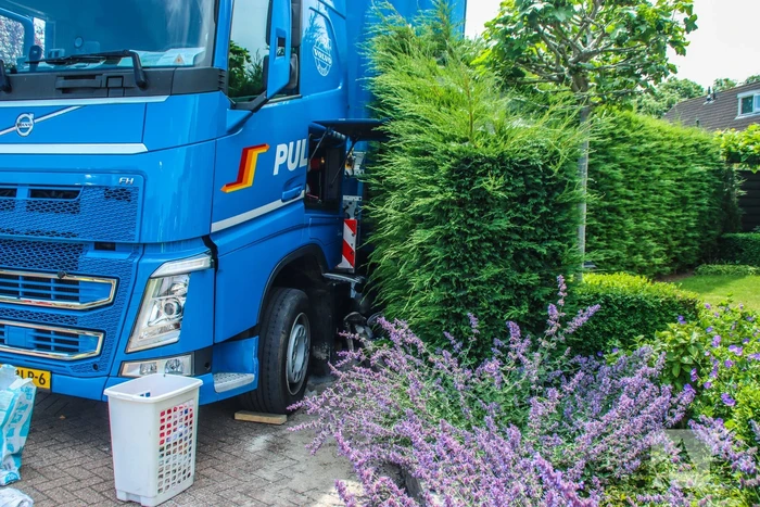 Chauffeur rijdt dieseltank vrachtwagen kapot