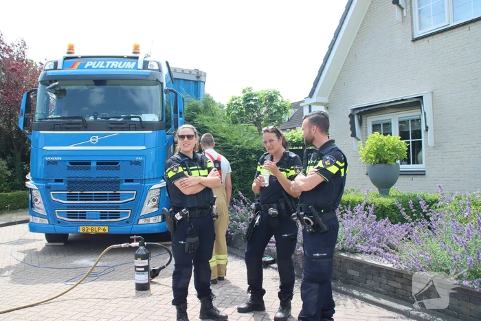 Chauffeur rijdt dieseltank vrachtwagen kapot
