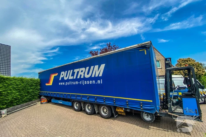 Chauffeur rijdt dieseltank vrachtwagen kapot
