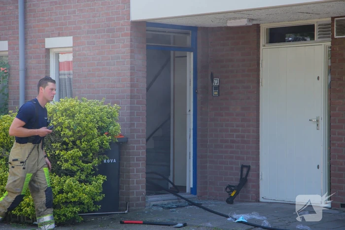 Deur woning opengeramd bij brand in woning