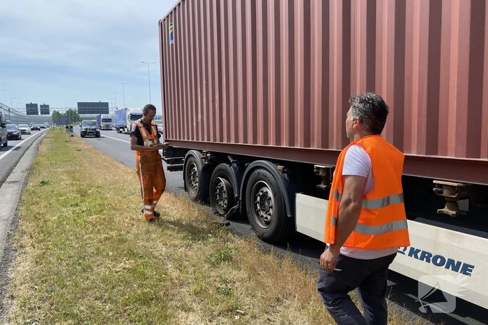 Vrachtwagen heeft klapband en botst op personenauto