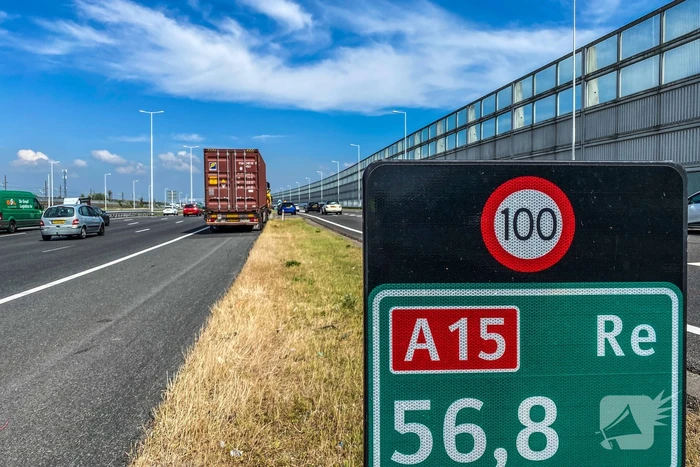 Vrachtwagen heeft klapband en botst op personenauto