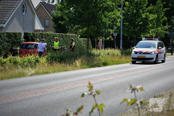 Bestuurster raakt onwel en verliest controle over personenauto