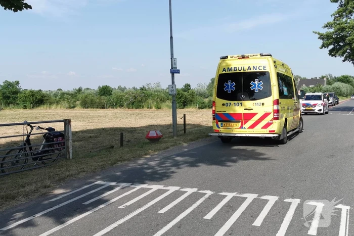 Fietsster schrikt van bestelbus en botst tegen lantarenpaal