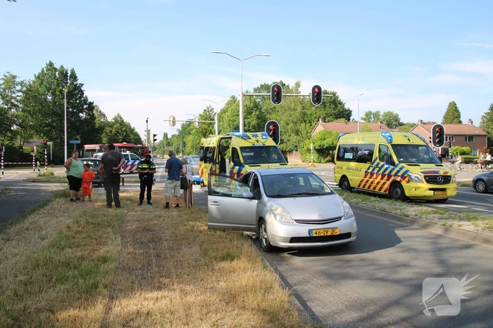 Fietser zwaargewond door botsing met personenauto