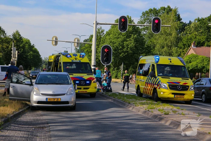 Fietser zwaargewond door botsing met personenauto