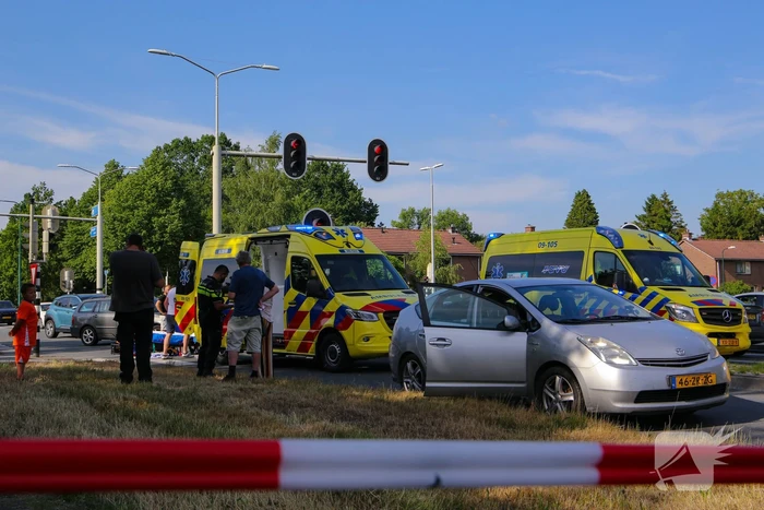 Fietser zwaargewond door botsing met personenauto