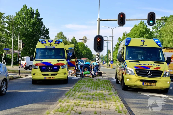 Fietser zwaargewond door botsing met personenauto