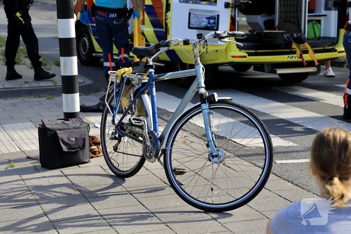 Fietser zwaargewond door botsing met personenauto