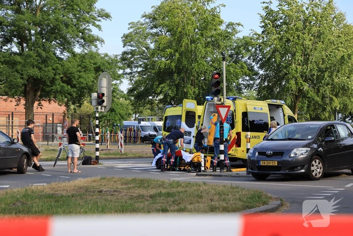 Fietser zwaargewond door botsing met personenauto