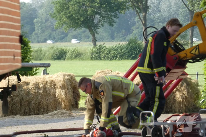 Hooibroei in schuur boerderij zorgt voor inzet brandweer