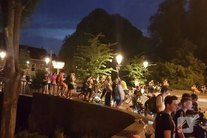 Voetbalsupporters vieren feest bij de Stier