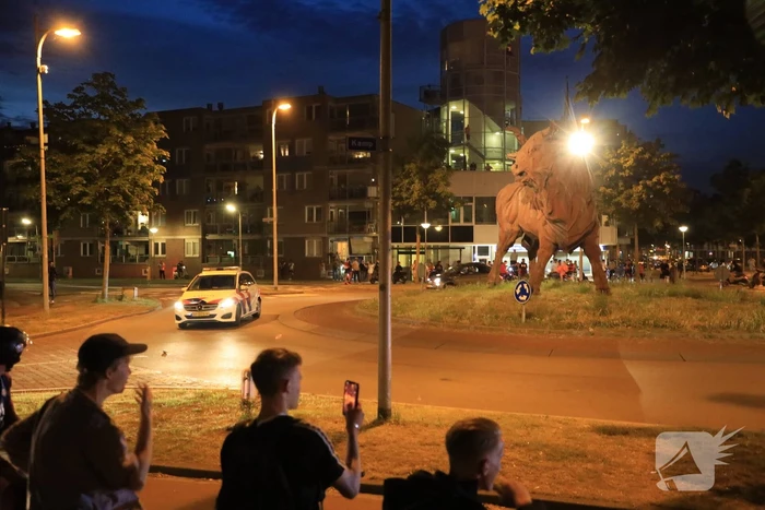 Voetbalsupporters vieren feest bij de Stier