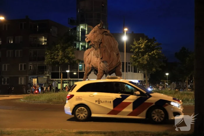 Voetbalsupporters vieren feest bij de Stier