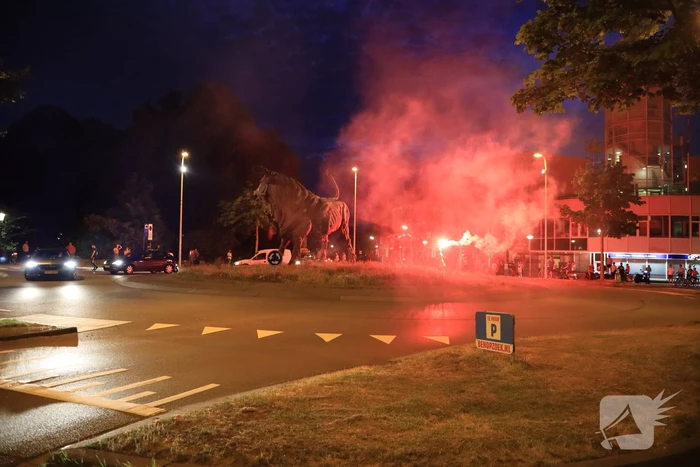 Voetbalsupporters vieren feest bij de Stier