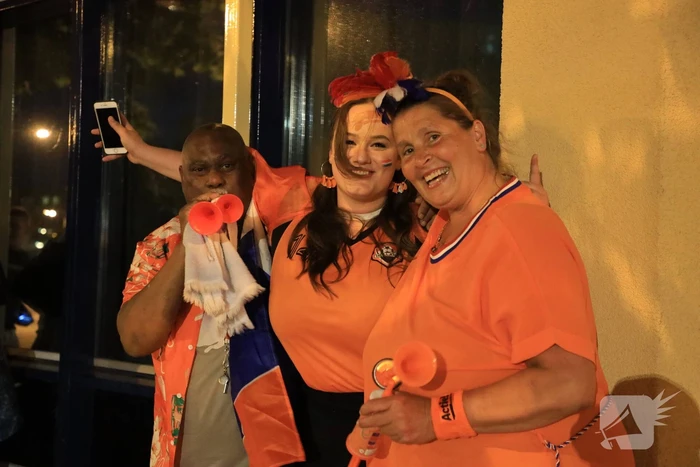 Voetbalsupporters vieren feest bij de Stier