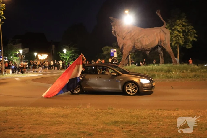 Voetbalsupporters vieren feest bij de Stier
