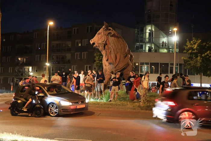 Voetbalsupporters vieren feest bij de Stier