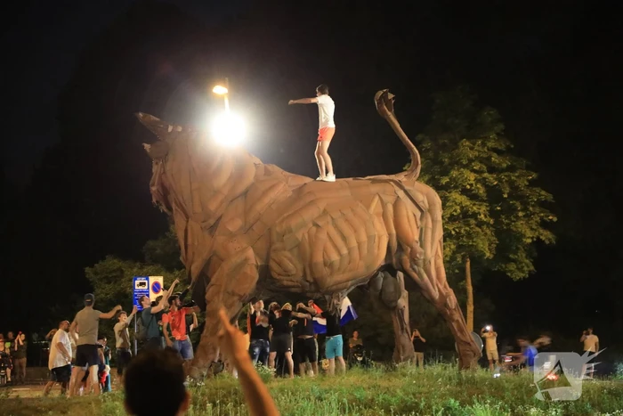 Voetbalsupporters vieren feest bij de Stier